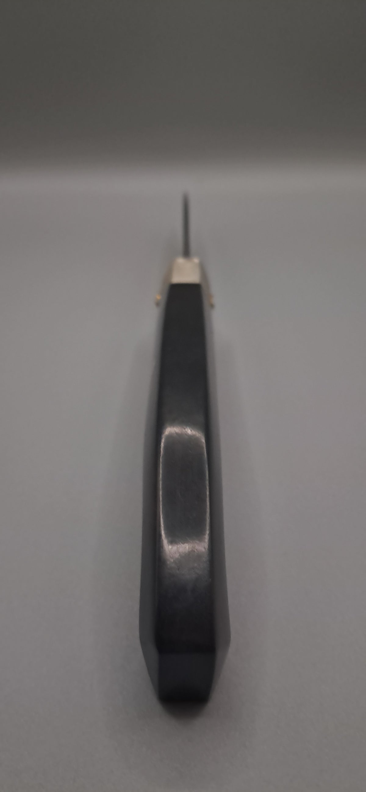 COLTELLO ARTIGIANALE IN STILE SEMI SCUOIO